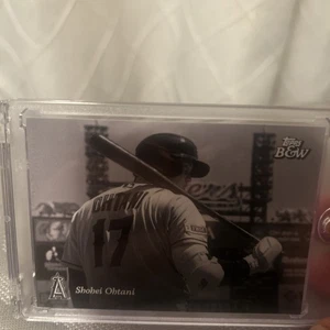 Topps 2023 blanco y negro blanco y negro #1 Shohei Ohtani Los Angeles Angels - Imagen 1 de 2