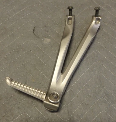 YAMAHA R1 04-06, MONTAJE ESTRIBO TRASERO DERECHO OEM - 5VY-2742L-01-00 Foto 1 de 4