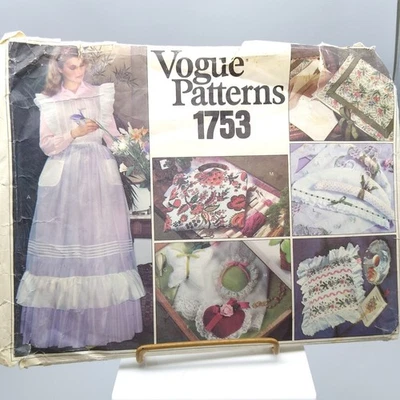 Vintage Sewing PATTERN Vogue 1753, Misses 1975 Apron and Gift Items, One Size - Image 1 of 2