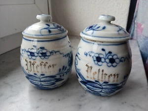 2 handbemalte Gefäße Zwiebelmuster PFEFFER + NELKEN  19. Jhdt. - Picture 1 of 7