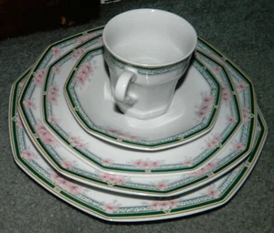 Christopher Stuart WELLESLEY Y0022 Fine China Dinnerware 5 piece Set - Picture 1 of 6