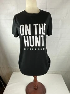 Camiseta para mujer Victoria's Secret Victoria Sport On The Hunt gráfica talla S negra - Imagen 1 de 2