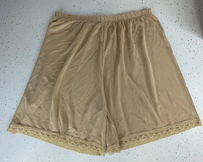 VINTAGE WinterSilks 100% SEDA CAPA BASE Ropa Interior Encaje Ribete PANTALONES CORTOS Talla Mediana Foto 1 de 4