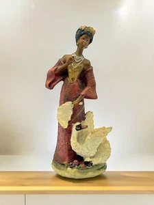Statuina di un'elegante donna nera in abito rosa, con cigno bianco. - Foto 1 di 5