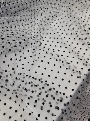 Tul blanco con fieltro pequeño y pequeño tejido de lunares negros vendido por yarda  Foto 1 de 4