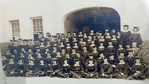 Fotografía de colección de clase de graduados desconocidos de principios de mediados de siglo 10x8 - Imagen 1 de 4