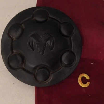 #C 91 - 96 DODGE DAKOTA 6 LUG BLACK WHEEL HUB CENTER CAP  52057817 - Image 1 of 4