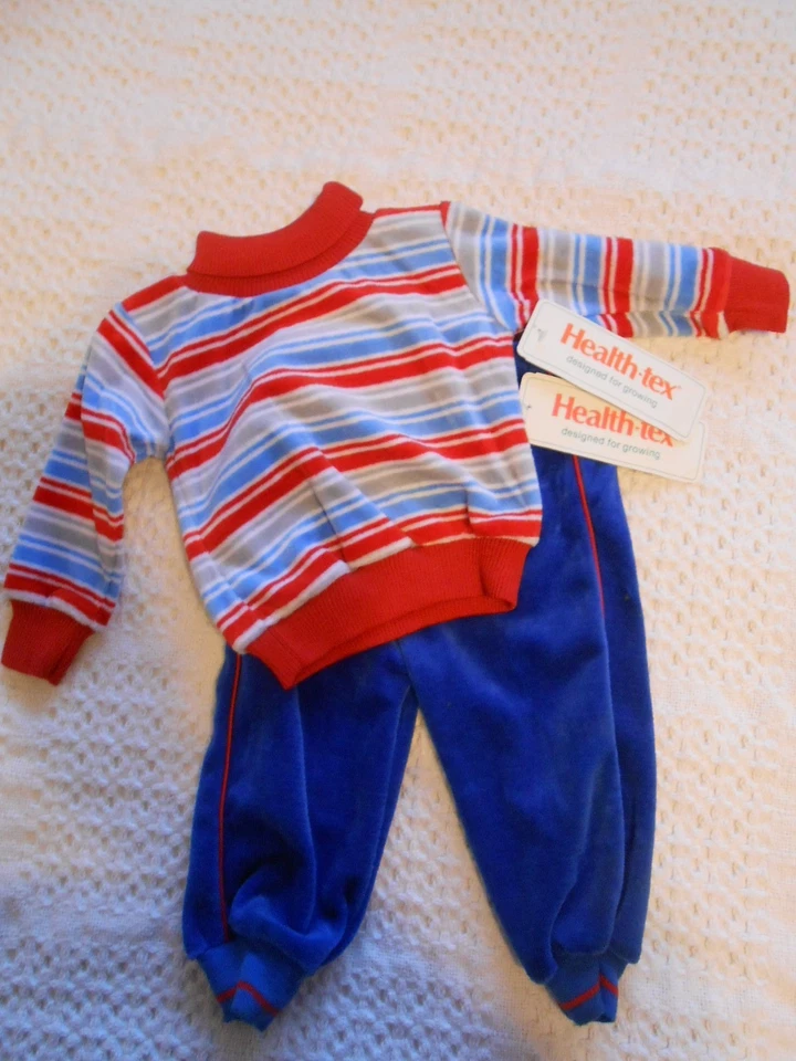 JUEGO DE TERCIOPELO HEALTHTEX BABY *NUEVO CON ETIQUETAS* NIÑO AZUL/ROJO/BLANCO/2 PIEZAS TALLA 12 MESES Foto 1 de 1