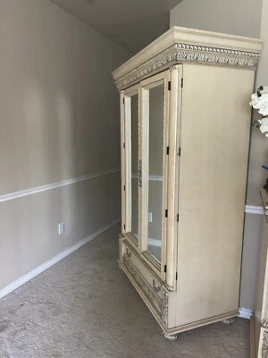 Armario grande de madera - TV/ropa Foto 1 de 4