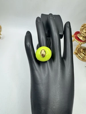 LA MANSO LONELY BOY Gitano Oro Ovalado Sobre Base Anillo Rectángulo Redondeado Verde Foto 1 de 4