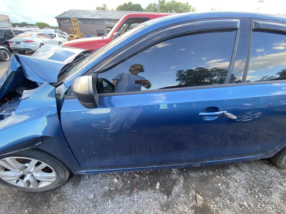 Used Front Left Door Assembly Front fits: 2015 Volkswagen Jetta Sdn electric win - Изображение 1 из 4