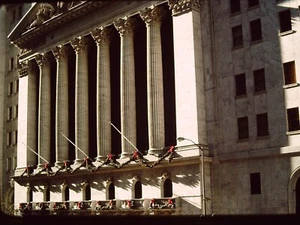 New York Stock Exchange Christmas NYC 35mm Slide #16 Vtg Amateur Photo 1980s - Picture 1 of 2