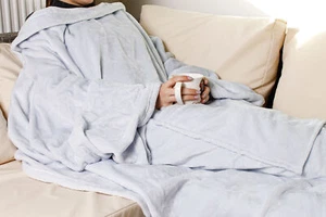 XL Kuscheldecke mit Ärmeln 240 x 150 cm - grau - TV Fleece Sofa Decke Unisex - Bild 1 von 5