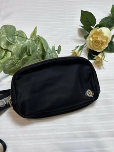 Borsa da cintura Lululemon Everywhere Wordmark 1L (7,5”x2”x5”) nuova con etichette $69 - nero/oro - Foto 1 di 8