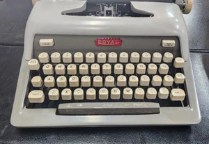 Royal Futura Typewriter with Case - Royal Futura 800 Typewriter USA - Picture 1 of 11