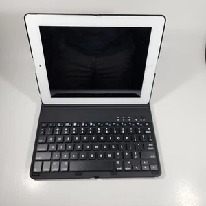 Apple iPad 2nd Gen. White 16GB Wi-Fi 9.7" with Bluetooth Keyboard Case Bundle - Picture 1 of 6