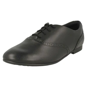 Zapatos escolares formales con cordones de cuero para niñas Clarks Jules Walk - Imagen 1 de 10