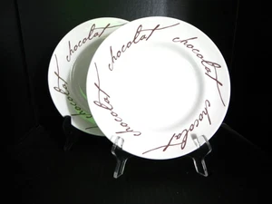 Geprägte Schokoladen Dessert-/Salatteller (2er Set) von Crate & Barrel - Bild 1 von 4