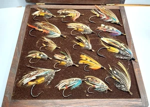 VINTAGE Collection Fly Fishing flies in wooden box 16 colourful flies Morelisted - Photo 1/6
