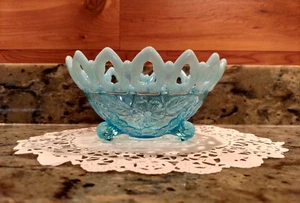 PEQUEÑO PLATO DE CARAMELO DE TRES PATAS AZUL OPALESCENTE DE VIDRIO IMPERIAL - Imagen 1 de 9