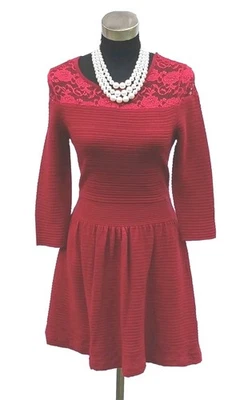 Vestido Jessica Simpson Tejido Talla S Calce y Acampanado Encaje Floral Chile Rojo Nuevo $79  Foto 1 de 4