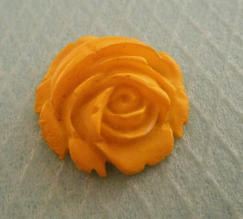 Old Vtg button Edwardian time realistic yellow carved rose celluloid high relief Cover