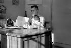 Homme  son bureau avec enfant  - Ancien ngatif photo an. 1950