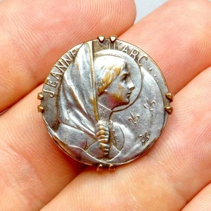 Saint Joan of Arc in armor carrying a fleur de lis banner. Antique Brooch. Medal - Picture 1 of 6