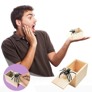 Scatola Spaventapasseri Ragno Scherzo in Legno Nascosta in Astuccio Trucchi Gioco Scherzo Spaventapasseri Gag Giocattolo🎃 - Foto 1 di 8