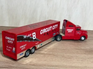 Autografiado 1997 Hut Stricklin #8 NASCAR Transporter 1:64 Racing Champions - Imagen 1 de 3