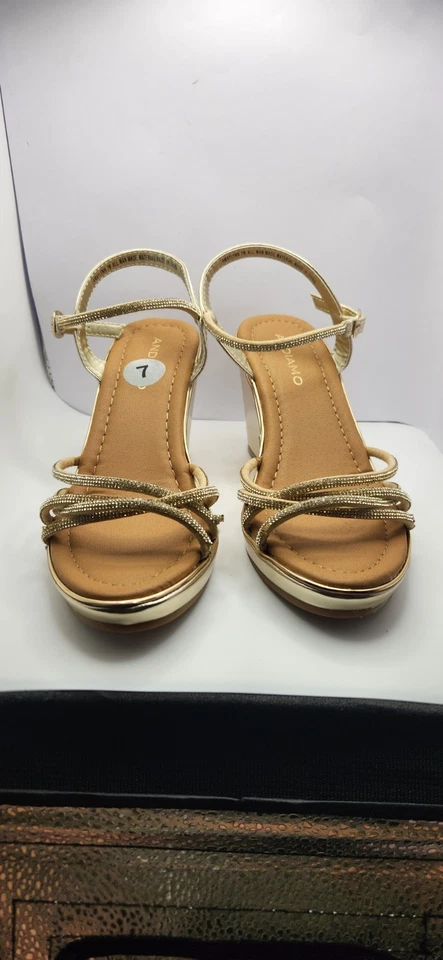 Sandalias Andiamo doradas con tiras y correa ajustable al tobillo talla 7M Foto 1 de 4