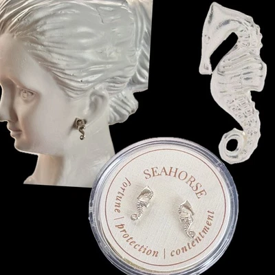 Alex and Ani Sterling Silver .925 Mini Seahorses Stud Earrings Foto 1 de 4