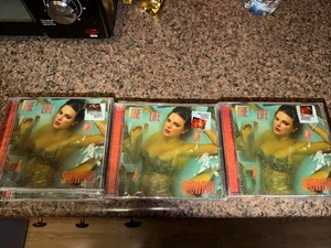 Taylor Swift - The Life of a Showgirl CD + Hand Signed Photo 1 + 2 + 4 / IN HAND - Imagen 1 de 1