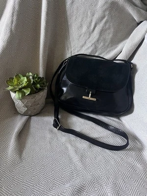 Bolso Bandolera Halston Heritage Cuero Gamuza Negro Sobre Solapa  Foto 1 de 4