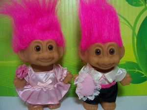 FIORE RAGAZZA E PORTA ANELLI - 3" Russ Trolls - NUOVO IN BUSTINE ORIGINALI - Capelli Rosa - Foto 1 di 1