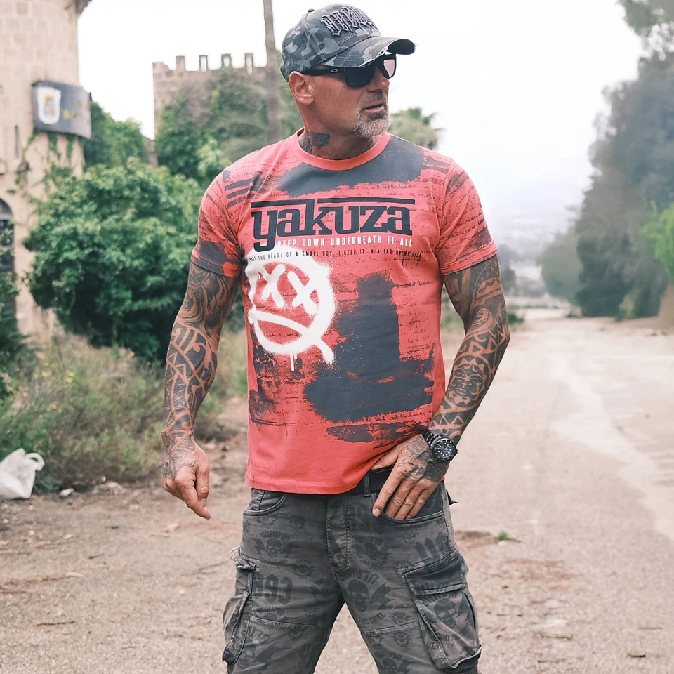 Neues Yakuza Herren Deep Down Allover Regular T-Shirt - Geranium - Bild 1 von 1
