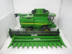 John Deere 1:16 Scale S690 Combine with Corn and Draper Head - Picture 1 of 8