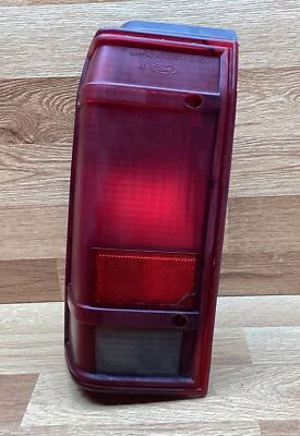 1984-1990 FORD BRONCO II GENUÍNO FABRICANTE DE EQUIPAMENTO ORIGINAL LANTERNA TRASEIRA LATERAL DO MOTORISTA - Imagem 1 de 4