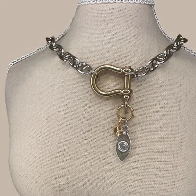 Grueso Mezcla Metal Dije Collar Vanguardista Moderno Grillete Mosquetón Único Hecho a Mano Foto 1 de 4