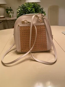 Mystique Daisy Rattan Convertible Rucksack Creme 2 in 1 Design Vegan Leder  - Bild 1 von 16