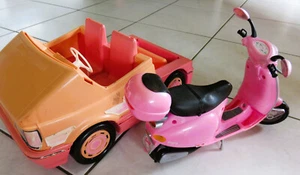 BARBIE - Roller mit 2 Helmen- div. Möbel - als Beigabe: Auto alt - Bild 1 von 2