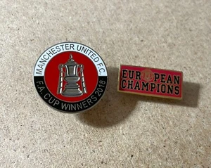 MANCHESTER UNITED ENAMEL FOOTBALL SUPPORTERS BADGE BADGES - Picture 1 of 1
