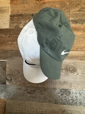 🧢 Sombreros Dri-Fit Nike para mujer - Juego de 2 (blanco y verde bosque) Foto 1 de 4