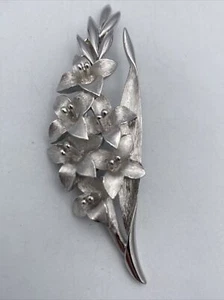 Signierte Krone TRIFARI Vintage BLUMEN BROSCHE Anstecknadel Lilie silberfarben Modeschmuck - Bild 1 von 6