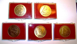 NASA APOLLO Space Project - Five Vintage Commemorative Coins in Plastic Cases - Picture 1 of 8