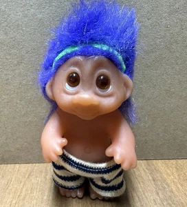 "De colección 1985 DAM Norfin Troll Beach bebé pelo púrpura 3"" surfista con gafas de sol años 80" - Imagen 1 de 11