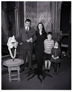 381447 The Addams Family John Astin Carolyn Jones WALL PRINT POSTER US - Picture 1 of 7