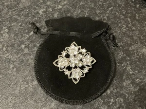 Repurposed Vintage Brosche silberfarben klar Kristall Anstecknadel 3,5 cm, Original Geschenk - Bild 1 von 4