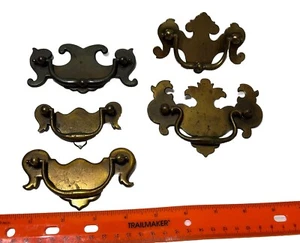 LOTE de 5 tiradores de cajones de latón tono dorado tamaños y estilos mixtos - Imagen 1 de 13