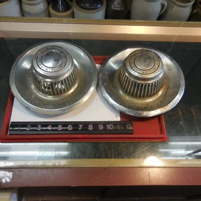 Оригинальные два центральных колпака ступицы колеса 1972 Chevrolet Monte Carlo - Изображение 1 из 4